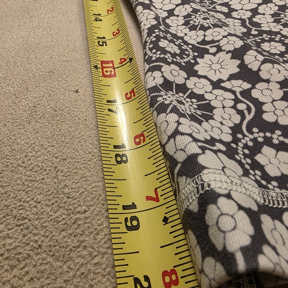 🌸 Lululemon Floral Crop Leggings Size 6 | Grey & White Print - Picture 8 of 10